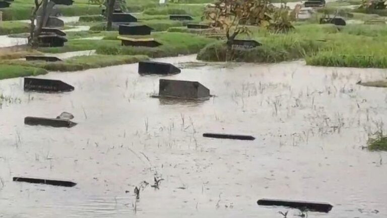 TPU Pondok Kelapa Terendam Banjir 40 Cm Akibat Hujan Deras, Sejumlah Makam Terdampak