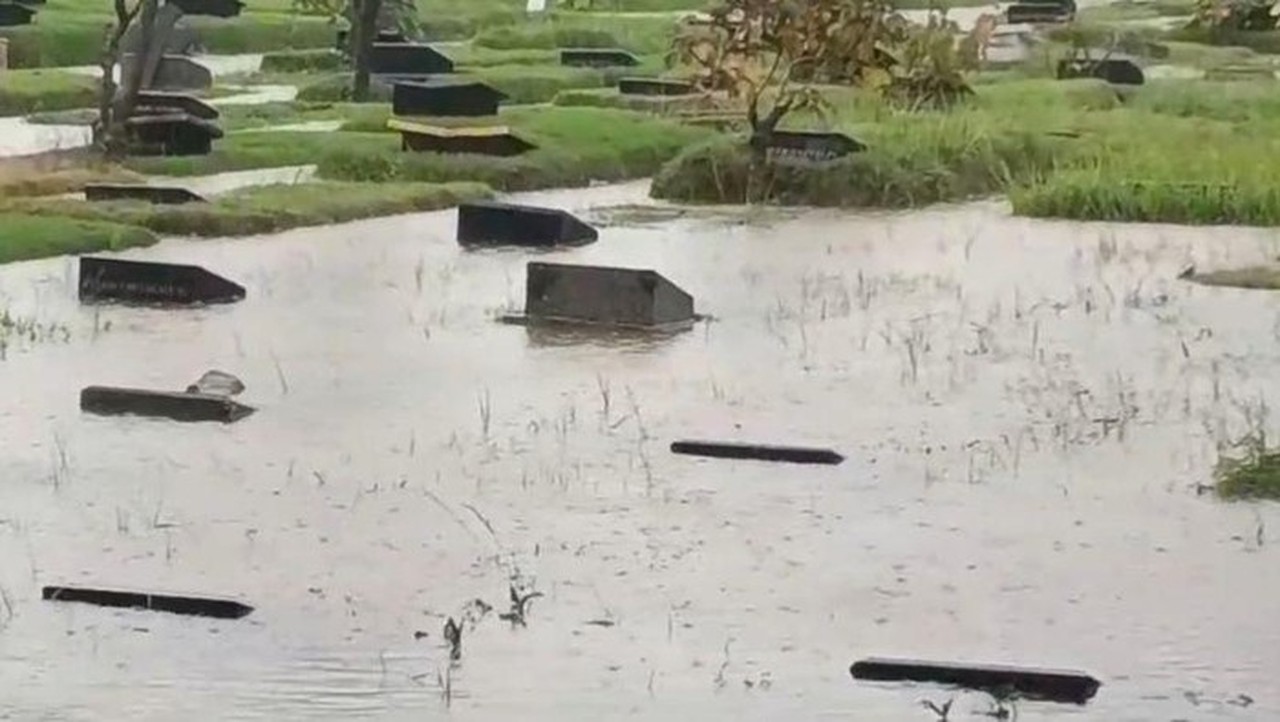 TPU Pondok Kelapa Terendam Banjir 40 Cm Akibat Hujan Deras, Sejumlah Makam Terdampak