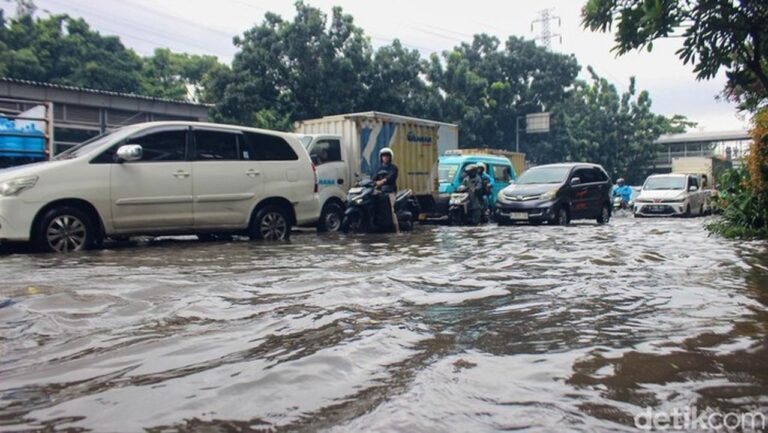 Atasi Banjir Jalan DI Pandjaitan, Dinas SDA DKI Kerahkan 3 Pompa Antisipasi Genangan Susulan