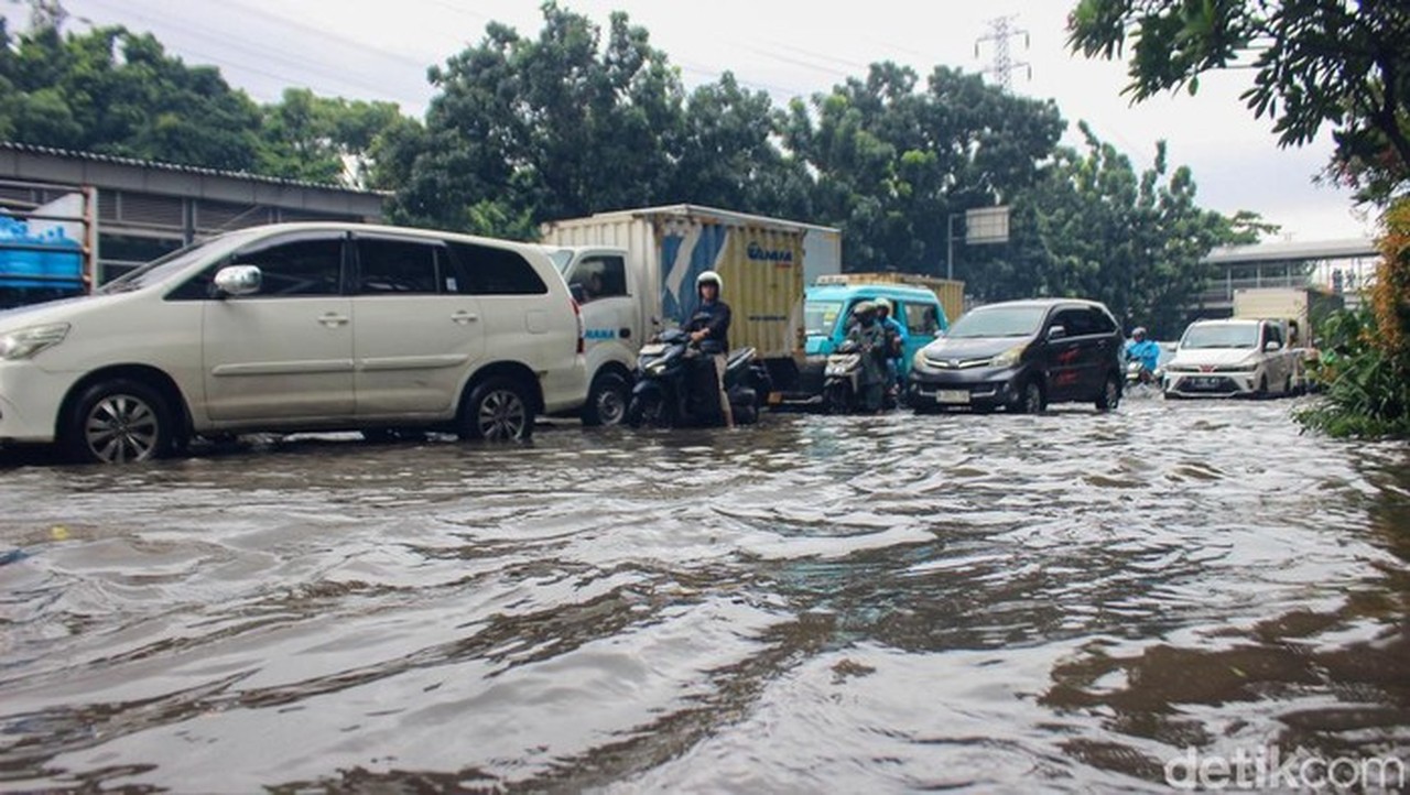 Atasi Banjir Jalan DI Pandjaitan, Dinas SDA DKI Kerahkan 3 Pompa Antisipasi Genangan Susulan Atasi Banjir Jalan DI Pandjaitan, Dinas SDA DKI Kerahkan 3 Pompa Antisipasi Genangan Susulan