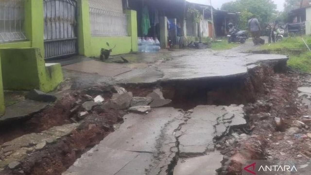 Foto: Kondisi Tanah Longsor Di Perumahan Kodam Rt 004/002, Desa Serang, Kecamatan Cikarang Selatan, Kabupaten Bekasi, Kamis (antara/pradita Kurniawan Syah)