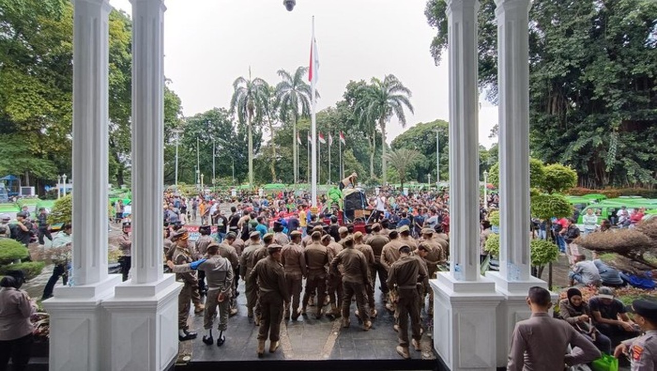 Sopir Angkot Bogor Demo Tolak Razia Angkot Tua, Pemkot Janjikan Penghentian Sementara