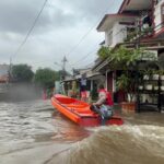 Banjir Pela Mampang 1 Meter, Polisi Turun Tangan Evakuasi Warga Terdampak Luapan Ciliwung