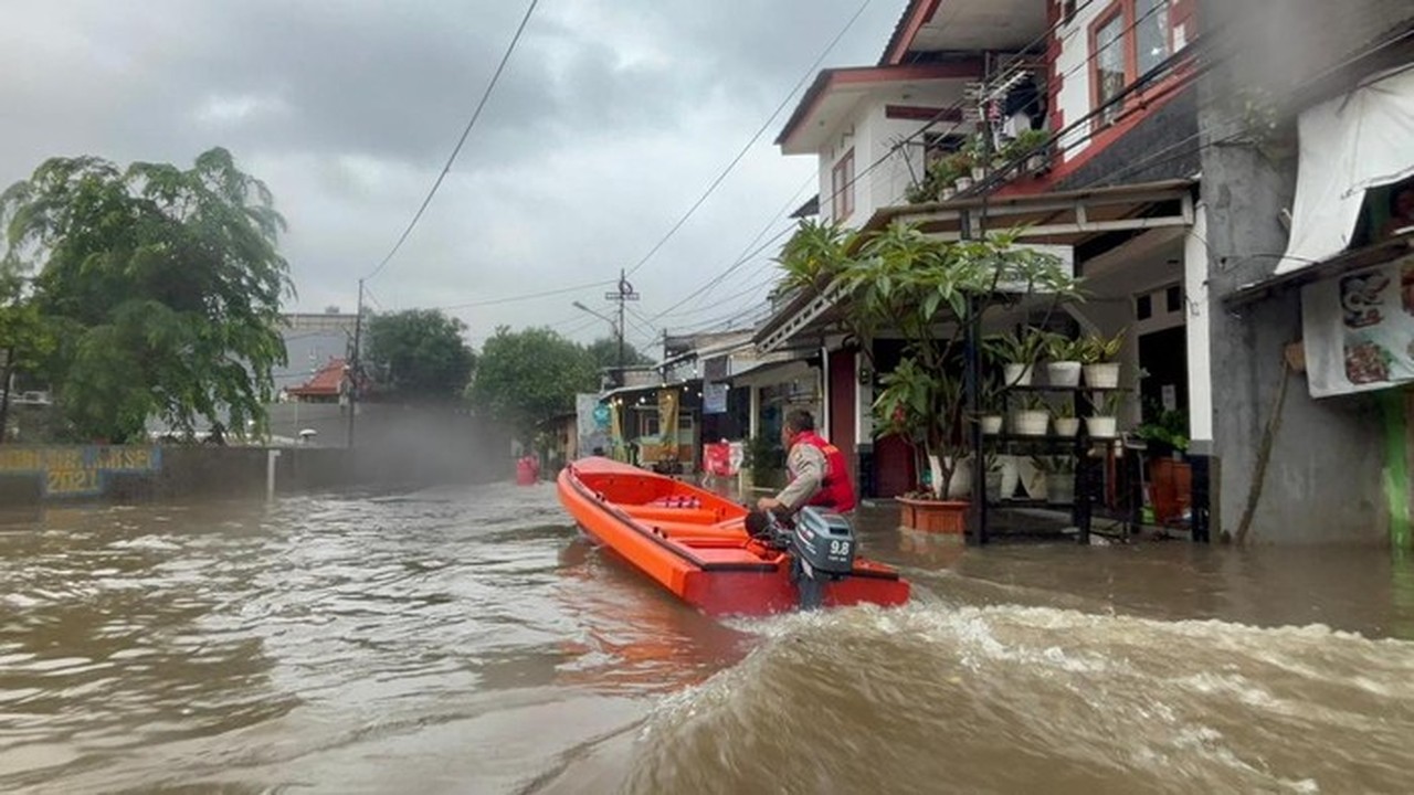 Banjir Pela Mampang 1 Meter, Polisi Turun Tangan Evakuasi Warga Terdampak Luapan Ciliwung