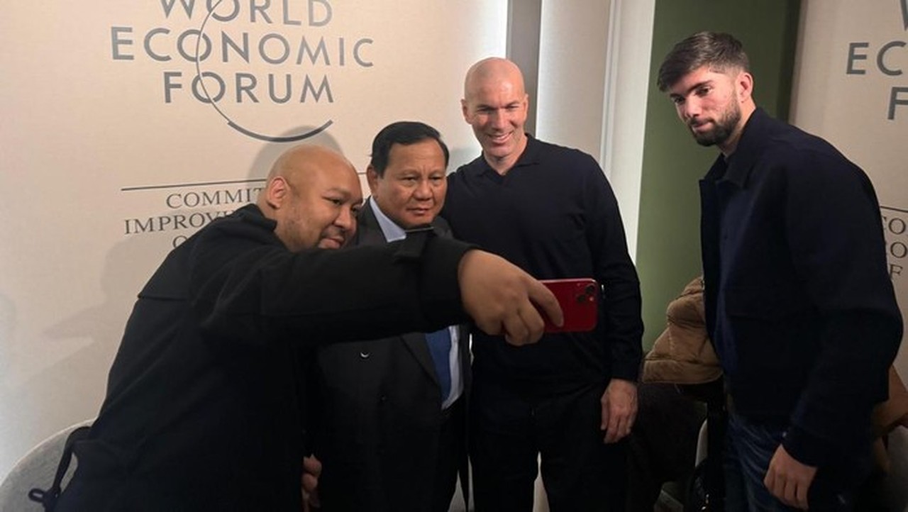 Momen Hangat Prabowo dan Didit Foto Bersama Legenda Sepak Bola Zinedine Zidane di Davos Momen Hangat Prabowo dan Didit Foto Bersama Legenda Sepak Bola Zinedine Zidane di Davos