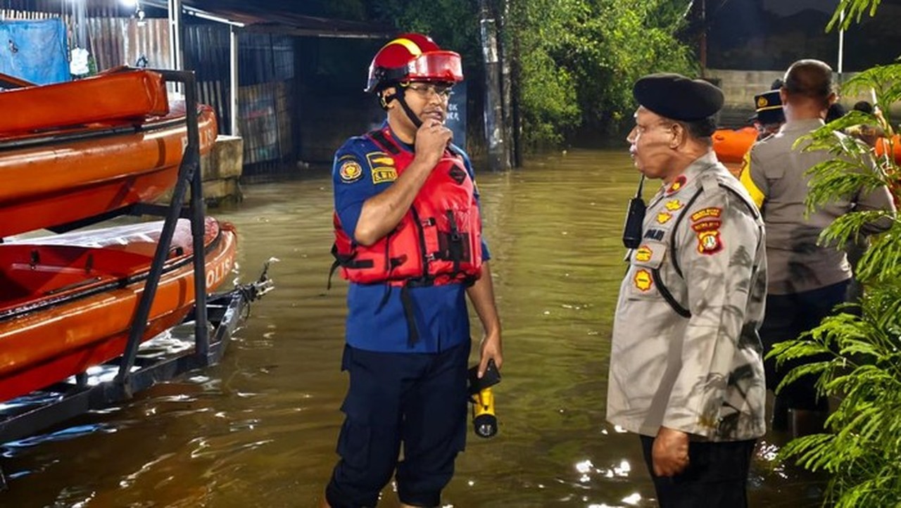 Puluhan Titik di Tangerang Terendam Banjir, Ketinggian Air Mencapai 1,2 Meter Akibat Hujan Deras Puluhan Titik di Tangerang Terendam Banjir, Ketinggian Air Mencapai 1,2 Meter Akibat Hujan Deras