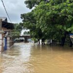 Kali Cakung Meluap Akibat Curah Hujan Tinggi, Warga Kranji Bekasi Dievakuasi