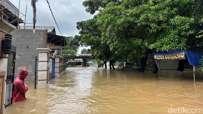 Kali Cakung Meluap Akibat Curah Hujan Tinggi, Warga Kranji Bekasi Dievakuasi Kali Cakung Meluap Akibat Curah Hujan Tinggi, Warga Kranji Bekasi Dievakuasi