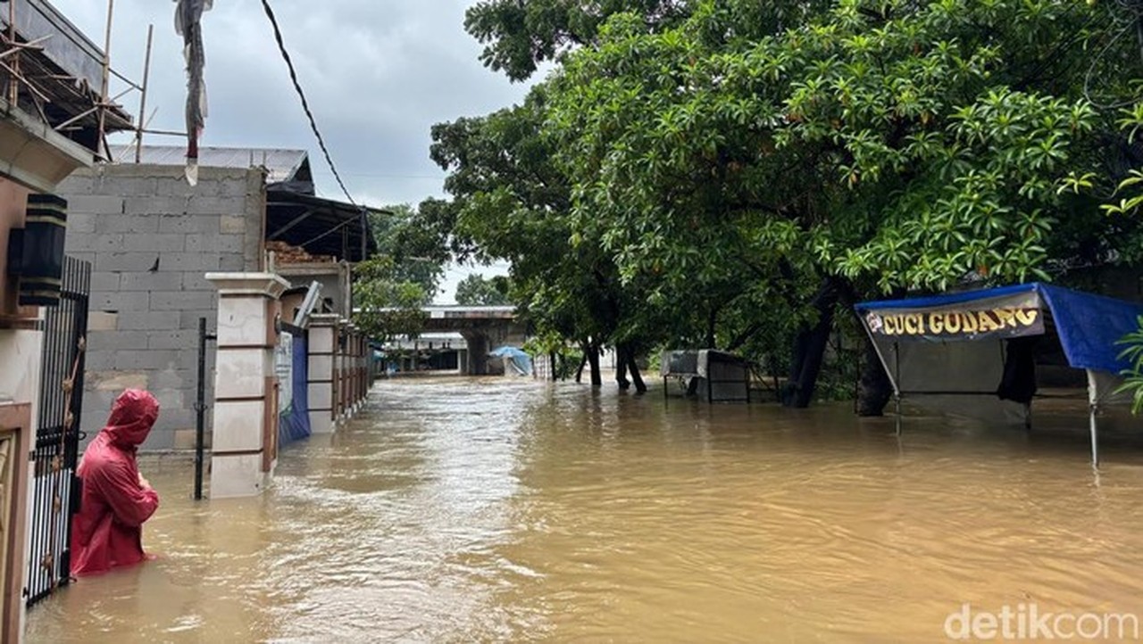 Kali Cakung Meluap Akibat Curah Hujan Tinggi, Warga Kranji Bekasi Dievakuasi Kali Cakung Meluap Akibat Curah Hujan Tinggi, Warga Kranji Bekasi Dievakuasi