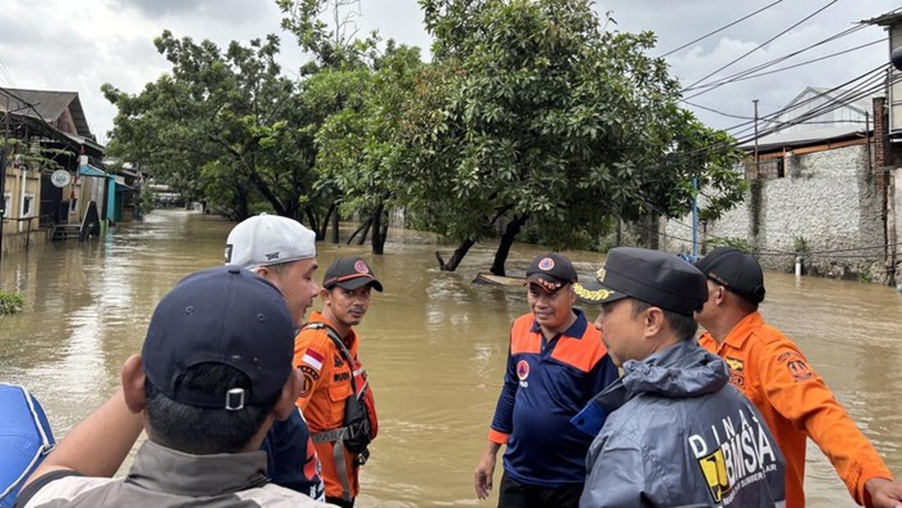 Banjir di Kranji Bekasi: 80 Warga Mengungsi Akibat Luapan Kali Cakung Banjir di Kranji Bekasi: 80 Warga Mengungsi Akibat Luapan Kali Cakung