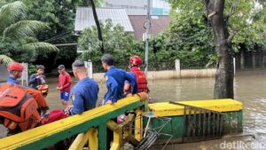 Banjir Pela Mampang 55 Cm, Kapolres Jaksel: Ketinggian Air Terus Berangsur Surut