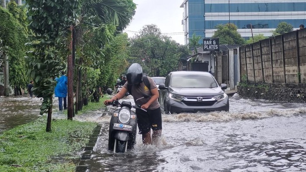 Banjir 30-50 Cm Rendam Kebon Jeruk, Motor Warga Mogok Massal