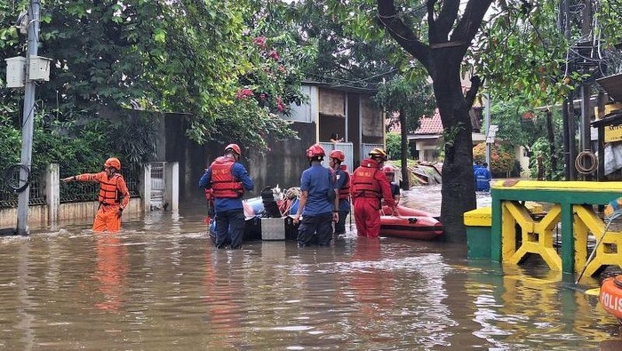 Banjir 80 Cm Landa Mampang Jaksel, 32 KK Terdampak di Pondok Karya Banjir 80 Cm Landa Mampang Jaksel, 32 KK Terdampak di Pondok Karya