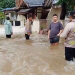 Tanggul Kali Angke Jebol, Ratusan Rumah di Tangerang Terendam Banjir
