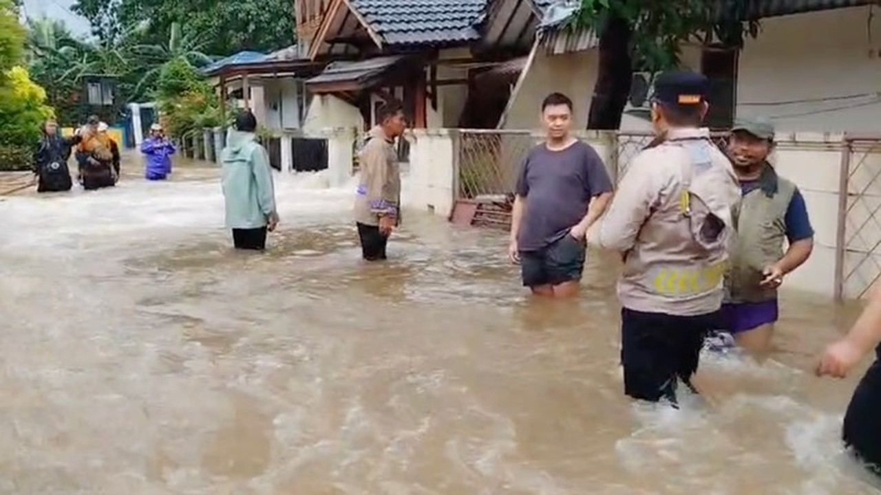 Tanggul Kali Angke Jebol, Ratusan Rumah di Tangerang Terendam Banjir Tanggul Kali Angke Jebol, Ratusan Rumah di Tangerang Terendam Banjir