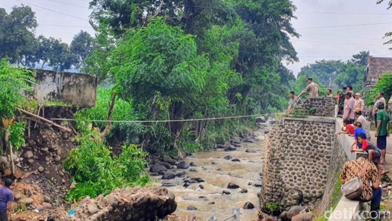 Banjir Situbondo: 5 Jembatan Rusak, 2 Putus Total Akibat Luapan Sungai Banjir Situbondo: 5 Jembatan Rusak, 2 Putus Total Akibat Luapan Sungai