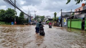 Banjir Jakarta Barat Belum Surut Akibat Tingginya Muka Air Cengkareng Drain