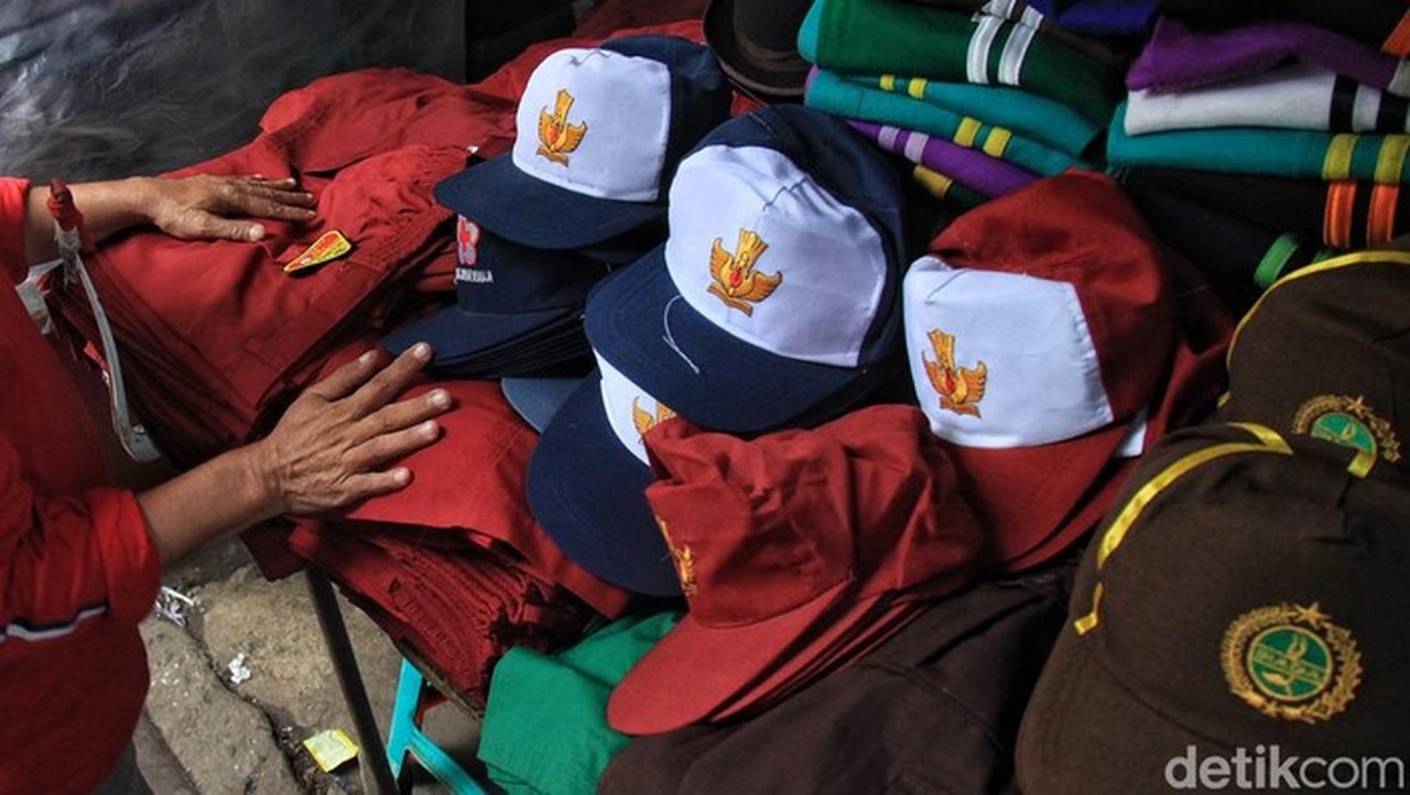 Ilustrasi Seragam Sekolah (foto: Ari Saputra)