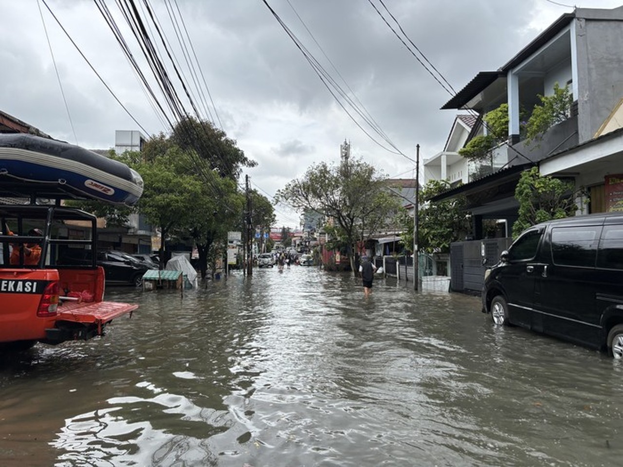 Banjir Harapan Baru 2 Bekasi Meluas, BPBD Kerahkan Perahu Karet Bantu Warga Terdampak