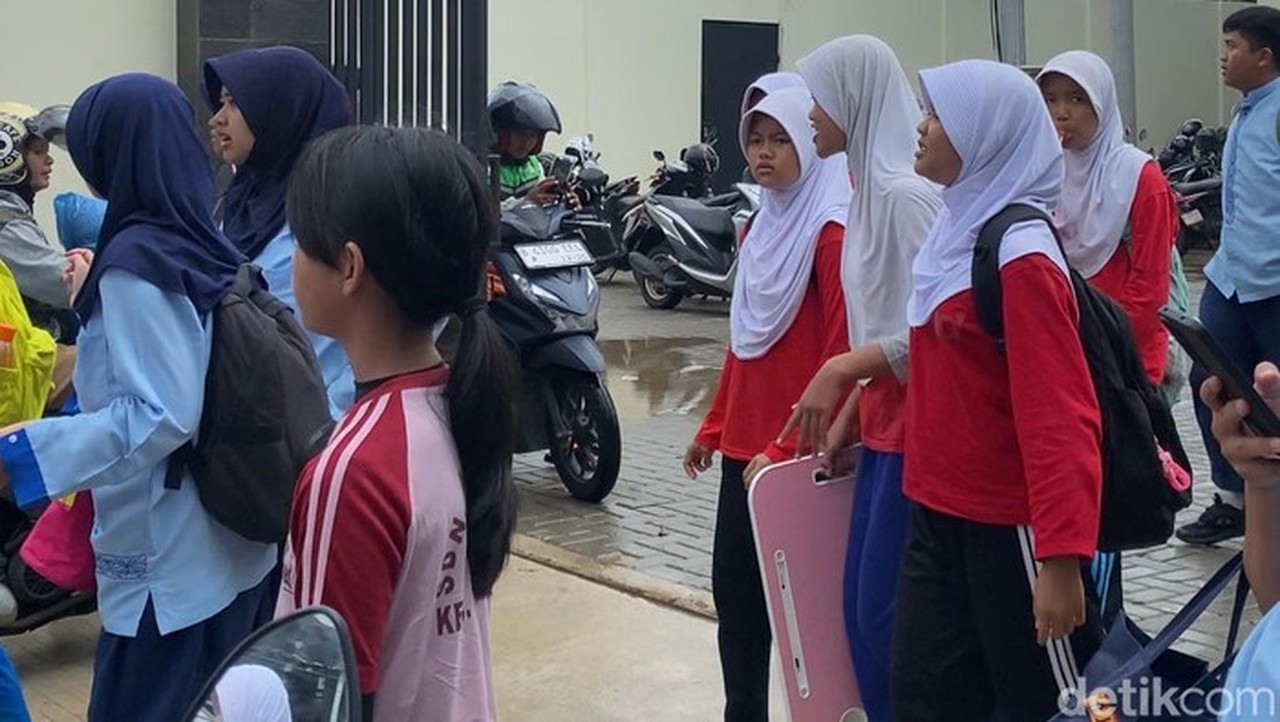 Viral Siswa SMPN Depok Bawa Meja dari Rumah Meski Sekolah Baru Direnovasi Rp 28 Miliar