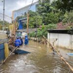 Tanggul Kali Krukut Jebol, Banjir 60 Cm Rendam Kawasan Petogogan Jakarta Selatan