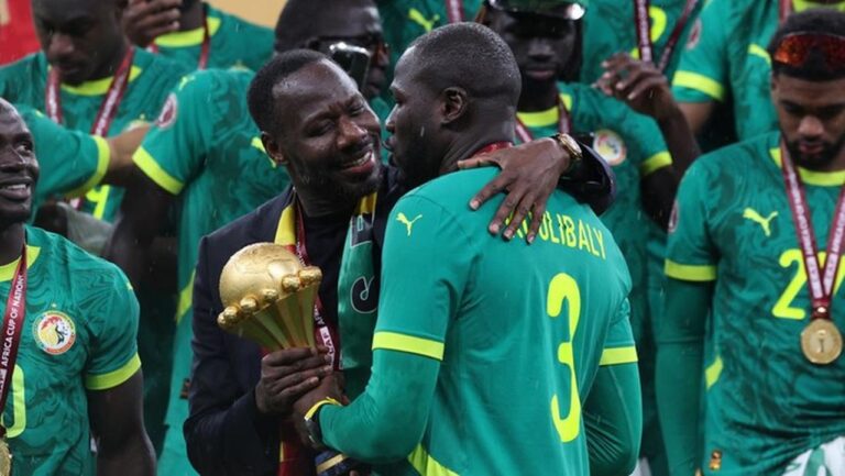 Pelatih Senegal Bela Aksi Walk Out di Final Piala Afrika: Kami Dirugikan Keputusan Wasit Pelatih Senegal Bela Aksi Walk Out di Final Piala Afrika: Kami Dirugikan Keputusan Wasit