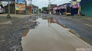 Jalan Rusak di Taktakan Serang Picu Kecelakaan, Warga: Kemarin Ibu Hamil Jatuh
