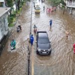 Jalan Daan Mogot Terendam Banjir 50 Cm, Pengendara Motor Nekat Lewati Jalur Transjakarta