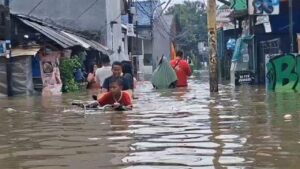 Banjir Duri Kosambi Jakarta Barat: Air Capai 1 Meter, Warga Terpaksa Mengungsi ke Lantai Dua