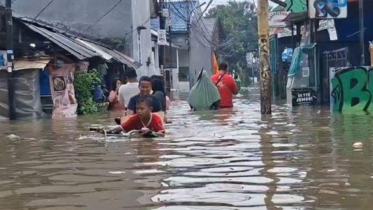 Banjir Duri Kosambi Jakarta Barat: Air Capai 1 Meter, Warga Terpaksa Mengungsi ke Lantai Dua