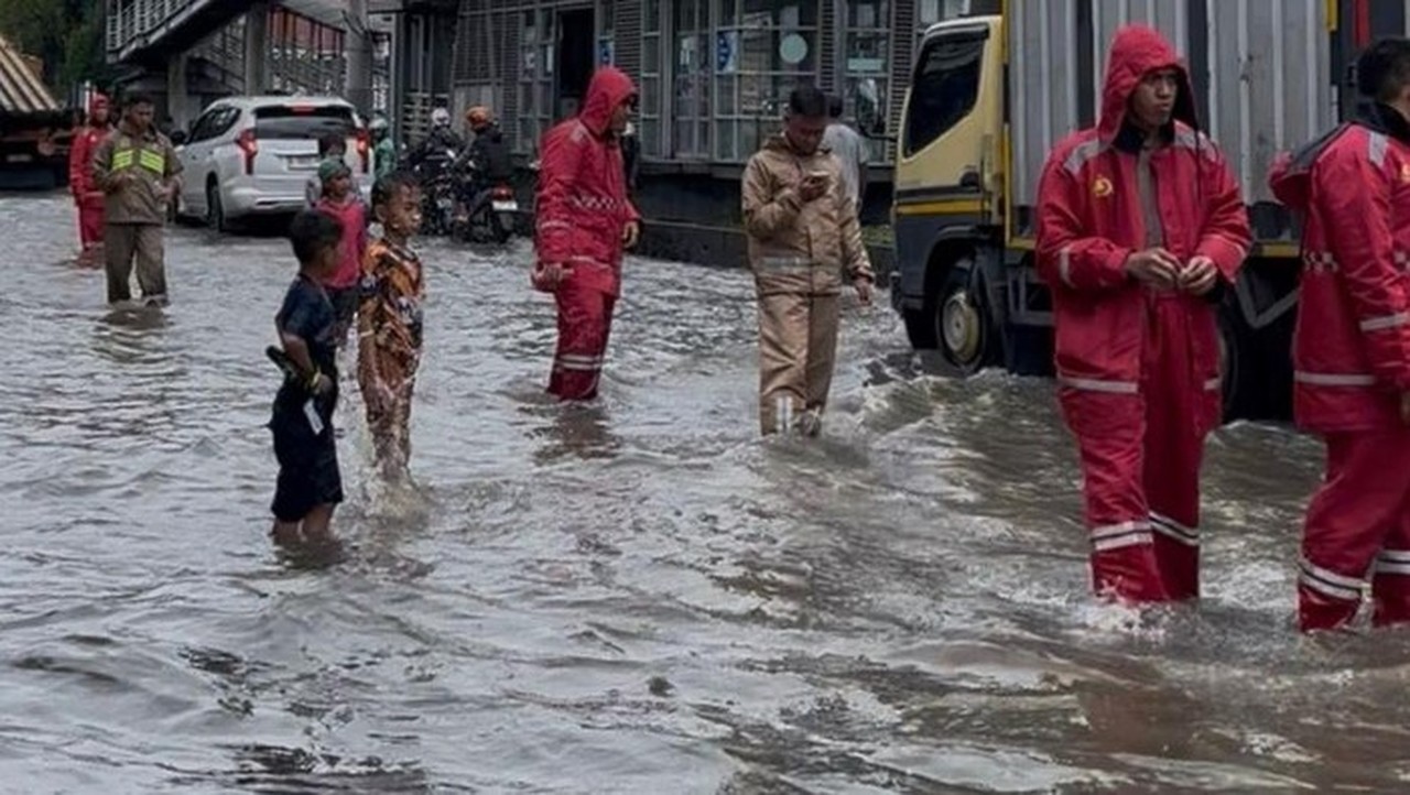 Banjir Jakarta Meluas: 125 RT dan 16 Jalan Terendam, Ketinggian Air Capai 1,2 Meter