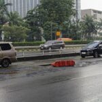 Jalan Gatot Subroto Arah Kuningan Berlubang, Pengendara Keluhkan Bahaya Bagi Pengguna Jalan