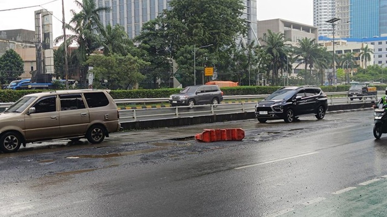 Jalan Gatot Subroto Arah Kuningan Berlubang, Pengendara Keluhkan Bahaya Bagi Pengguna Jalan
