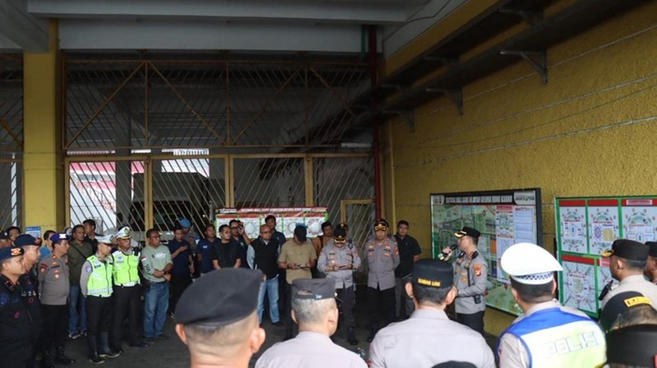 1.300 Personel Gabungan Amankan Laga Persija vs Madura United di GBK 1.300 Personel Gabungan Amankan Laga Persija vs Madura United di GBK