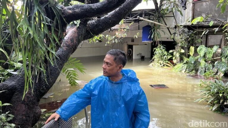 Tanggul Jebol, Banjir Parah Rendam Petogogan Jaksel, Warga Tak Bisa Menabung Tanggul Jebol, Banjir Parah Rendam Petogogan Jaksel, Warga Tak Bisa Menabung