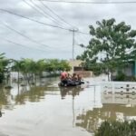 Banjir Terjang Perumahan Green Lavender Bekasi, Polisi Evakuasi Warga dengan Perahu Karet