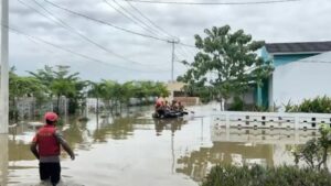 Banjir Terjang Perumahan Green Lavender Bekasi, Polisi Evakuasi Warga dengan Perahu Karet