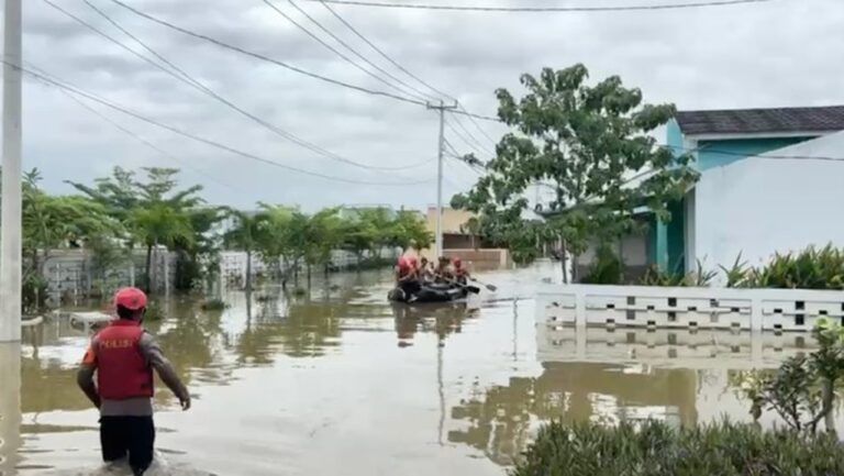 Banjir Terjang Perumahan Green Lavender Bekasi, Polisi Evakuasi Warga dengan Perahu Karet Banjir Terjang Perumahan Green Lavender Bekasi, Polisi Evakuasi Warga dengan Perahu Karet