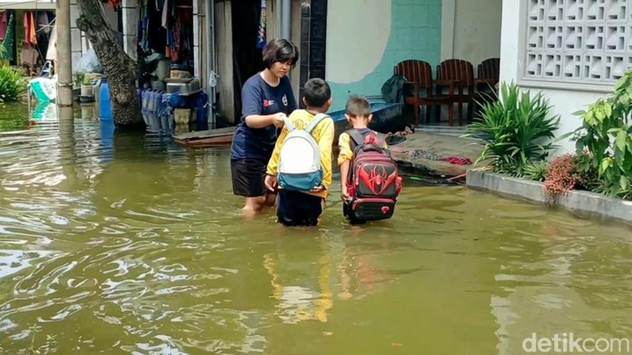 Tiga Daerah di Jawa Timur Masih Terendam Banjir, Lamongan Perpanjang Status Tanggap Darurat Tiga Daerah di Jawa Timur Masih Terendam Banjir, Lamongan Perpanjang Status Tanggap Darurat