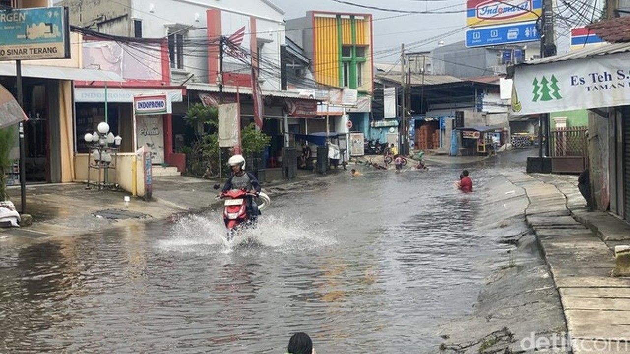 Jalan Raya Duta Pelni Depok Tergenang Air Setinggi 25 Cm, Warga Malah Ajak Anak Bermain