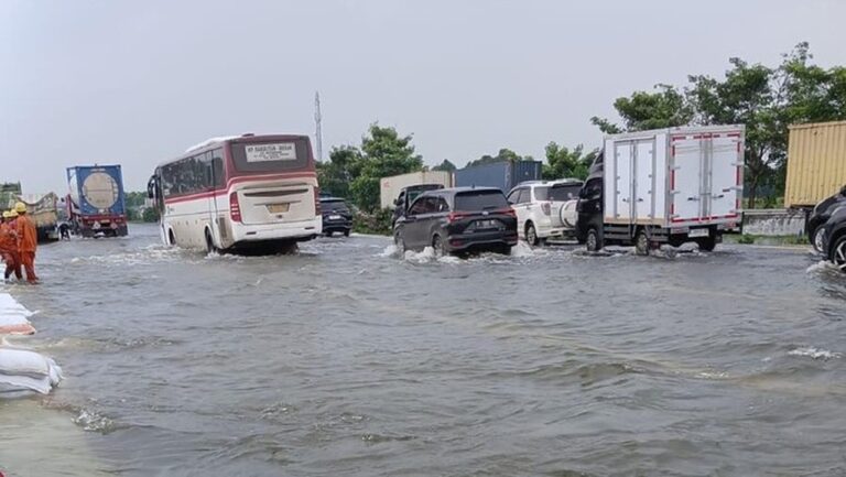 Sungai Ciujung Meluap, Genangan Air Lumpuhkan Arus Lalu Lintas Tol Jakarta-Merak Km 50