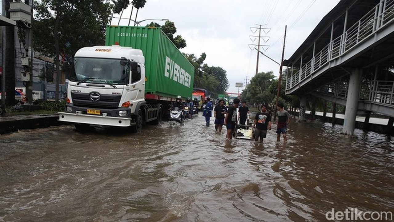 Banjir Jakarta Meluas: 121 RT dan 16 Ruas Jalan Masih Tergenang Hingga Malam