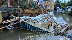 Tanggul Jebol di Petogogan Jakarta Selatan, Warga Terendam Banjir Lebih Parah