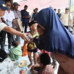 Tito Karnavian Makan Bersama Pengungsi di Aceh Utara, Pantau Kemajuan Penanganan Bencana