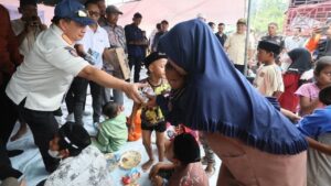Tito Karnavian Makan Bersama Pengungsi di Aceh Utara, Pantau Kemajuan Penanganan Bencana