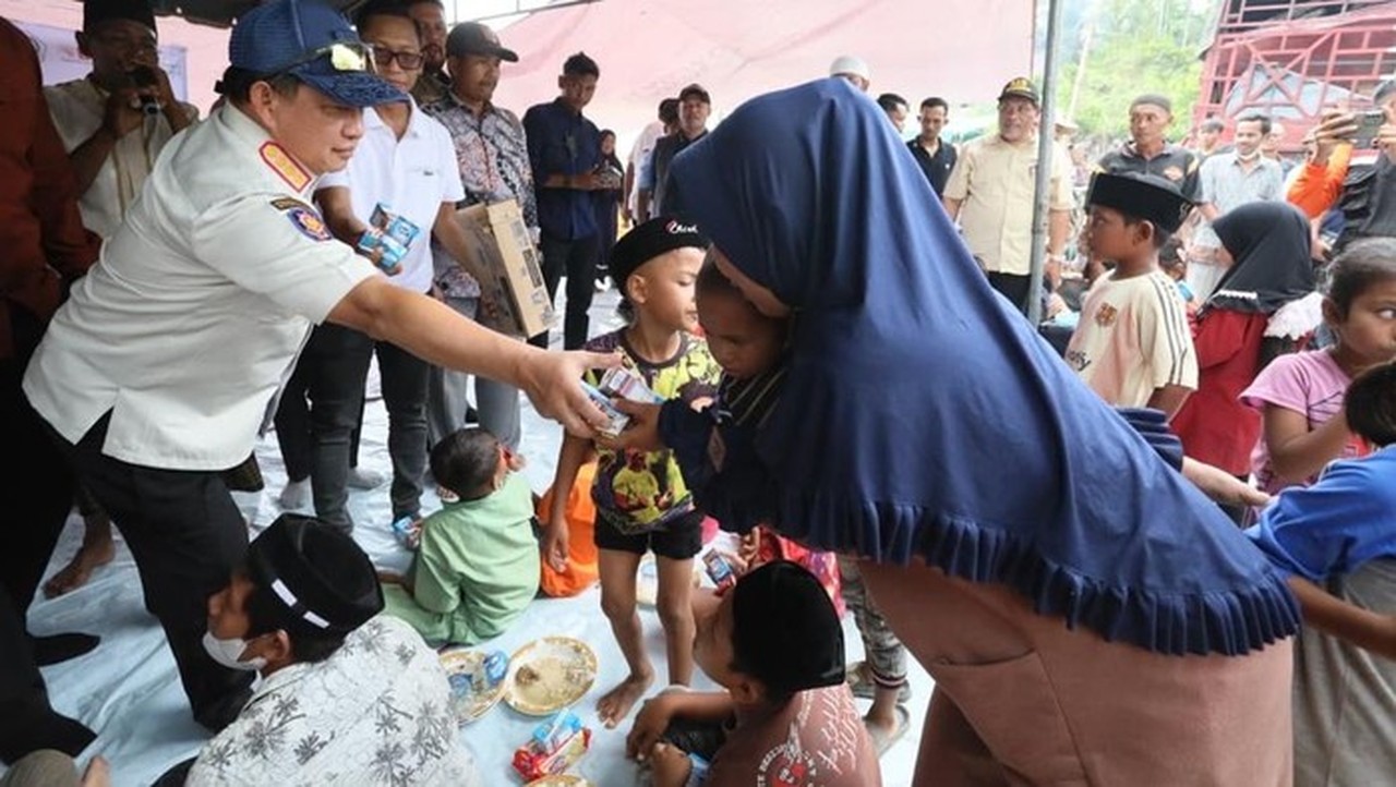 Tito Karnavian Makan Bersama Pengungsi di Aceh Utara, Pantau Kemajuan Penanganan Bencana
