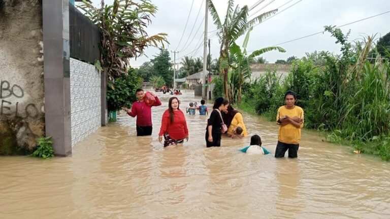 Banjir 1,5 Meter Rendam Lima Kampung di Pamarayan Serang, Polisi Turun Tangan Banjir 1,5 Meter Rendam Lima Kampung di Pamarayan Serang, Polisi Turun Tangan