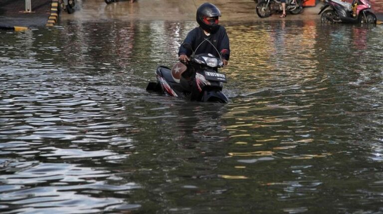 Jalan Daan Mogot Jakarta Barat Masih Tergenang, Ketinggian Air Mencapai 40 Cm Jalan Daan Mogot Jakarta Barat Masih Tergenang, Ketinggian Air Mencapai 40 Cm
