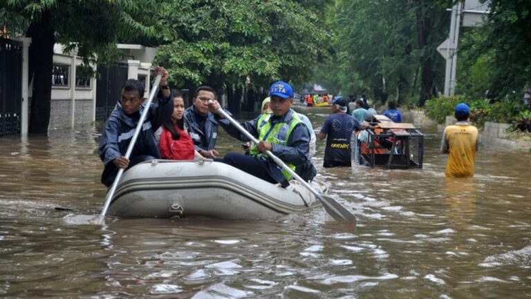 Banjir Jakarta Malam Ini: 114 RT dan 15 Ruas Jalan Masih Tergenang Akibat Hujan Deras Banjir Jakarta Malam Ini: 114 RT dan 15 Ruas Jalan Masih Tergenang Akibat Hujan Deras