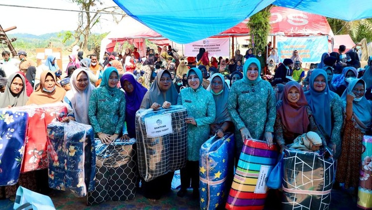 Tri Tito Karnavian Serahkan Bantuan untuk 203 KK Korban Bencana di Aceh Tamiang